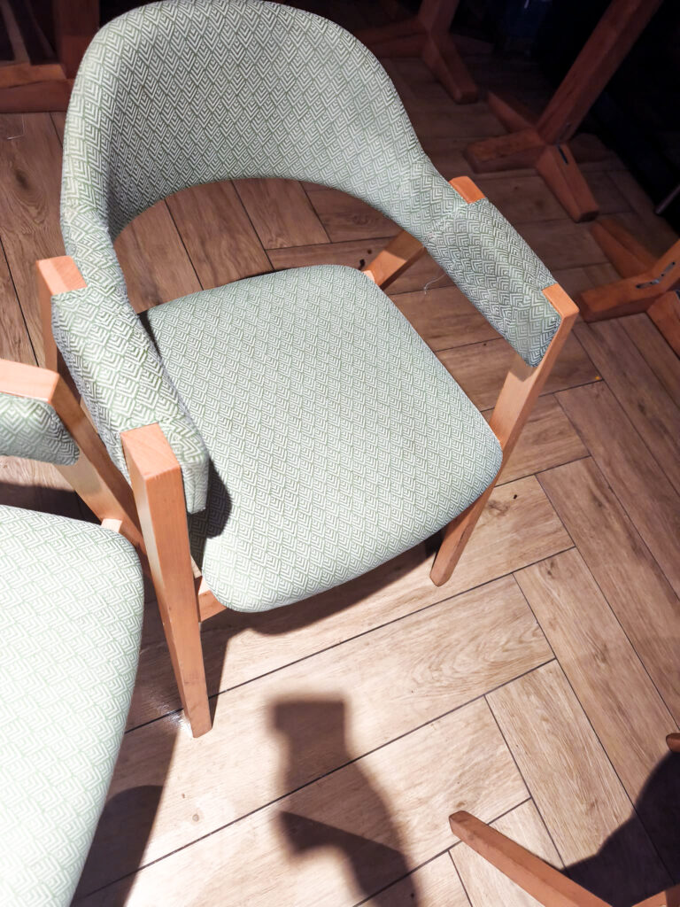 Nettoyage_lessivage_chaises_efficace-Normandie